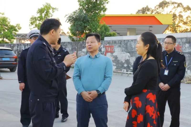 望牛墩鎮(zhèn)黨委書記鄭曉堅督導(dǎo)維護(hù)安全穩(wěn)定工作