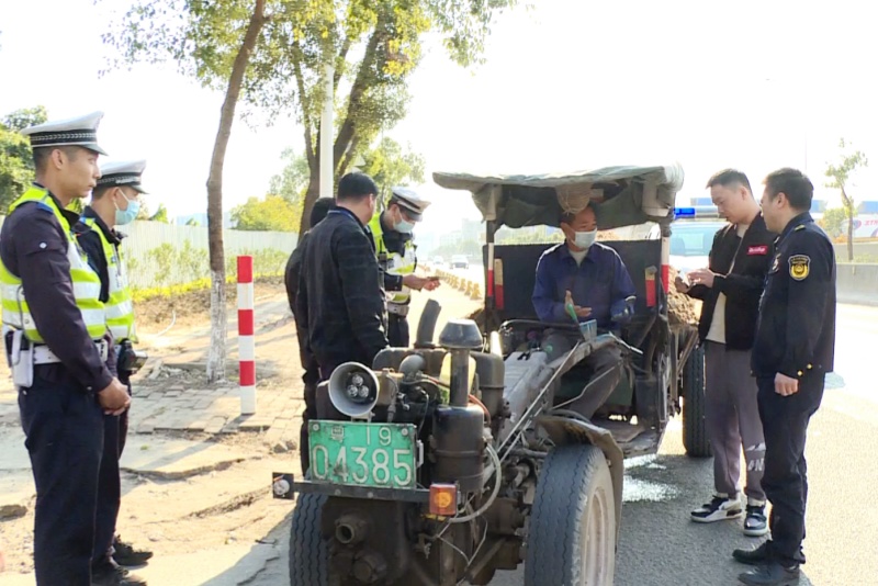市鎮(zhèn)聯(lián)合開展拖拉機(jī)專項(xiàng)整治行動(dòng)