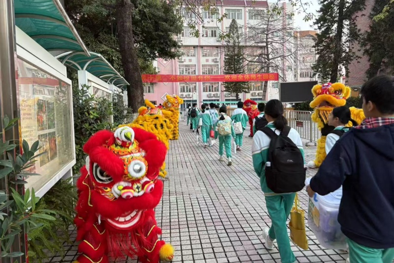 瑞蛇納福啟新程，學(xué)子昂揚步早春&mdash;&mdash;全鎮(zhèn)各中小學(xué)、幼兒園迎來春季開學(xué)第一天