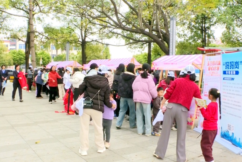 望牛墩鎮(zhèn)開展&ldquo;巾幗健步踏春行 庭院煥新向遠(yuǎn)方&rdquo;主題美麗庭院健步走活動