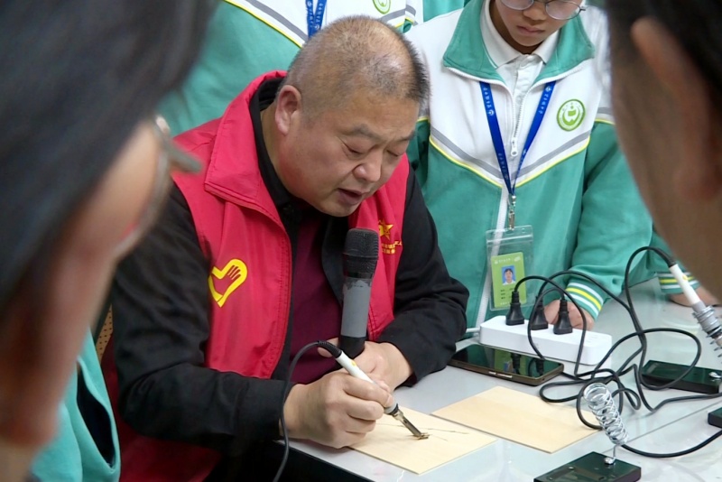 退役軍人烙畫進校園公益課走進望牛墩中學