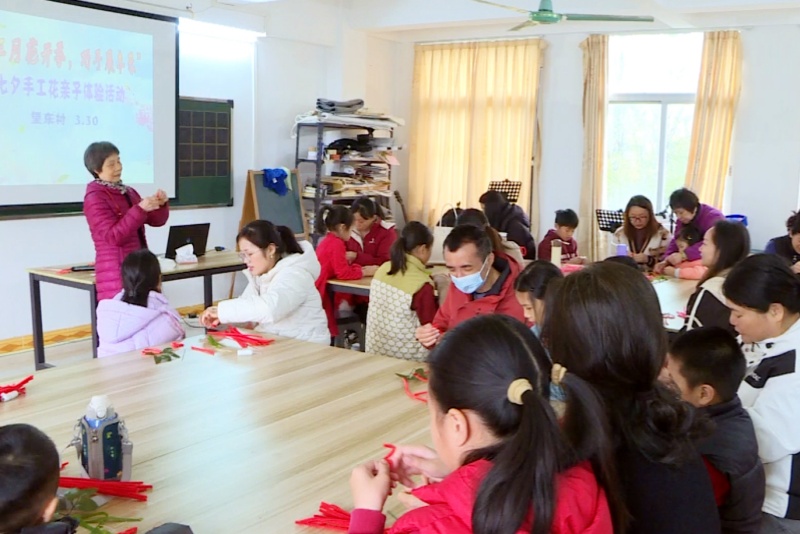 感受非遺之美 望牛墩鎮(zhèn)開展七夕手工花親子體驗活動