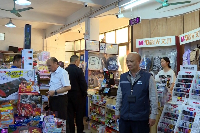 望牛墩鎮開展學校周邊環境綜合治理聯合執法行動