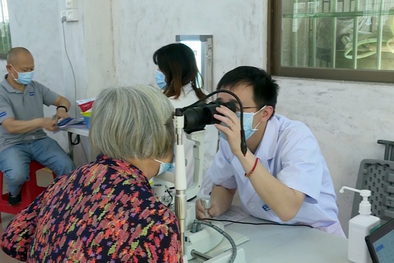 派發(fā)健康禮包 望牛墩鎮(zhèn)全面啟動65歲及以上老年人免費健康體檢活動