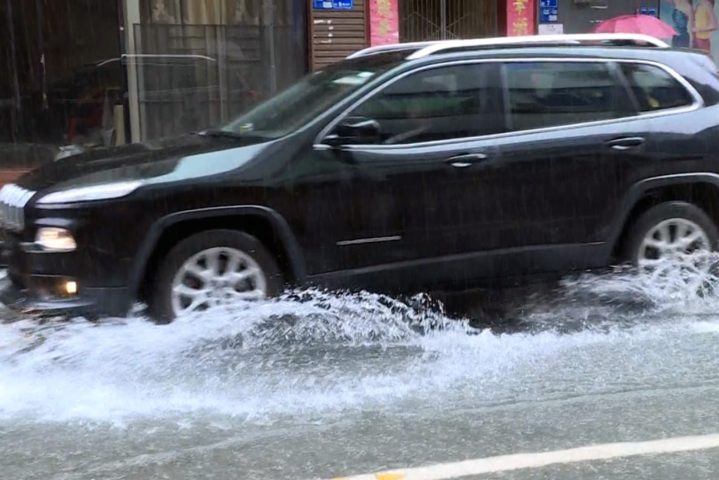 暴雨預警：明日強降雨來襲，注意安全！