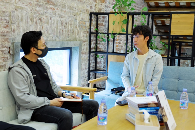 人民日報專訪望牛墩本土作家瓦力：以筆為劍，書寫生命的&ldquo;黎明&rdquo;