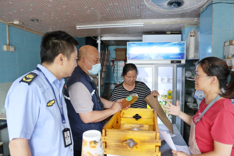 望牛墩鎮(zhèn)多部門聯(lián)合開展校園周邊環(huán)境專項(xiàng)執(zhí)法檢查