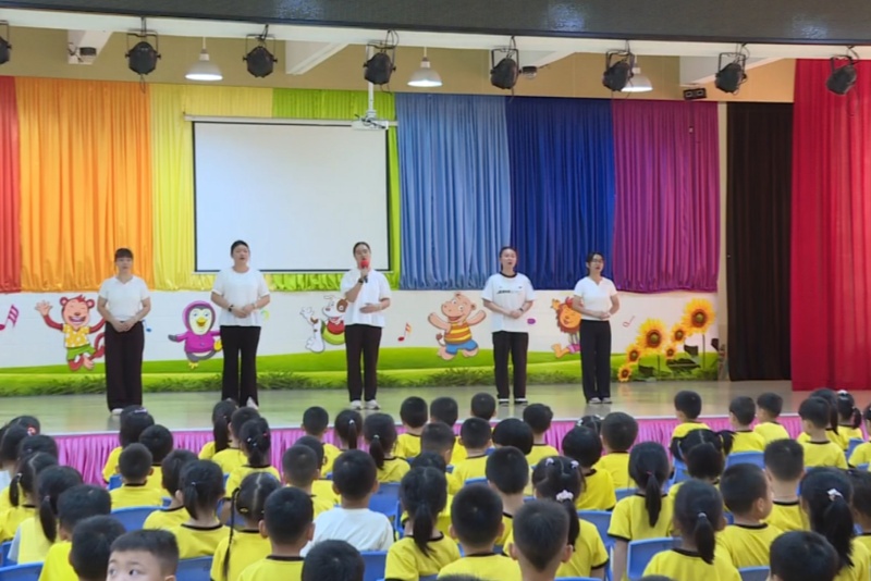 望牛墩女聲合唱團快閃進園 童聲與天籟共譜溫馨樂章