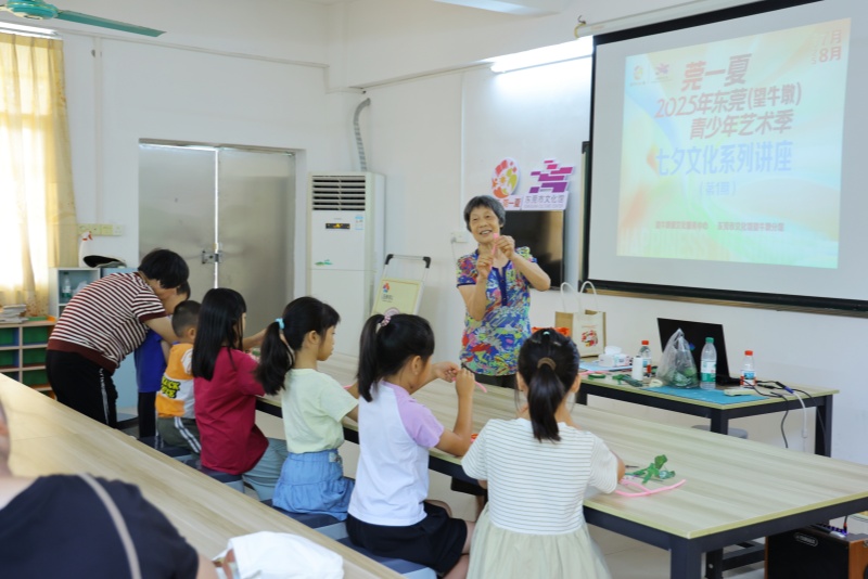 望牛墩鎮(zhèn)非遺課堂&ldquo;花&rdquo;樣多  七夕手工花制作點亮孩子假期