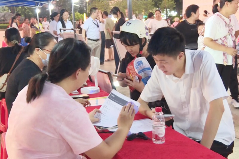 望牛墩鎮(zhèn)舉行&ldquo;百日千萬專項(xiàng)行動(dòng)&rdquo;莞聘夜市專場暨&ldquo;高校畢業(yè)生專場招聘會(huì)&rdquo;活動(dòng)
