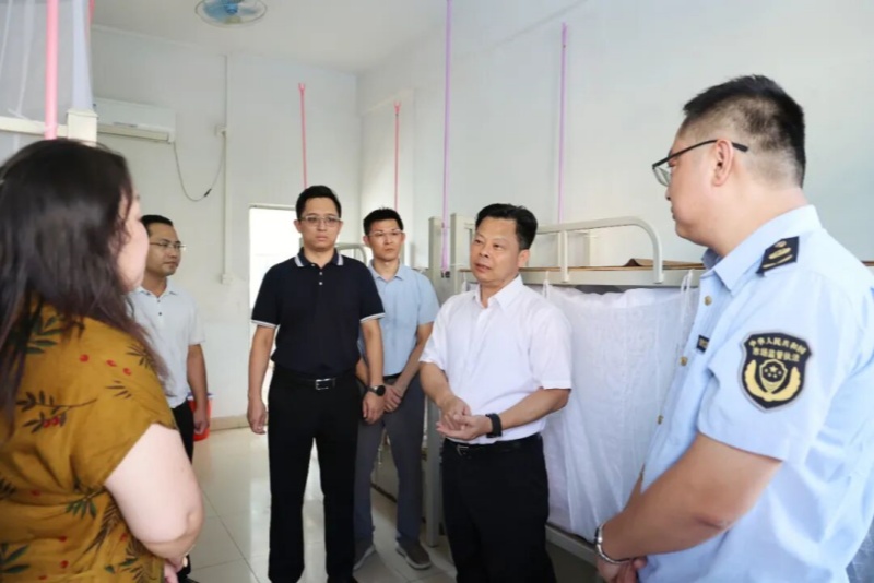 鎮(zhèn)領(lǐng)導(dǎo)率隊督導(dǎo)檢查2025年秋季學(xué)期開學(xué)工作