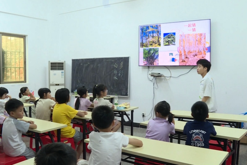 繪畫課堂點(diǎn)亮多彩童年 課外興趣教育助力學(xué)生成長