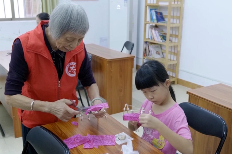 望牛墩中秋記憶：八旬婆婆巧手傳藝，魚燈串起鄰里情