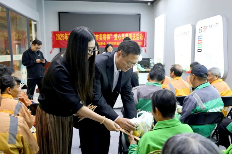 送早餐，致問候！望牛墩為567名環(huán)衛(wèi)工人派送愛心早餐