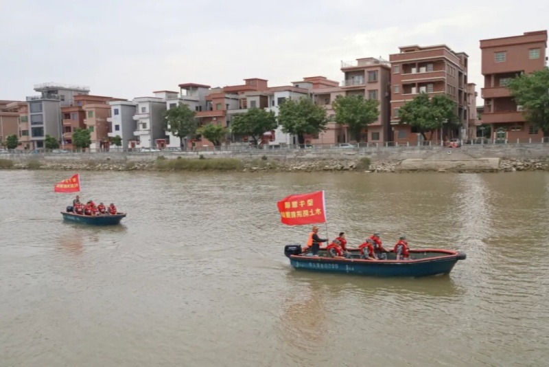 以練備戰(zhàn)！望牛墩鎮(zhèn)開(kāi)展水上防洪救援隊(duì)2025年沖鋒舟技能訓(xùn)練