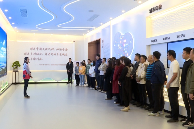 感受發(fā)展溫度 共話文明未來！望牛墩鎮(zhèn)組織基層工作者與&ldquo;2億分之一&rdquo;代表參觀城市會客廳