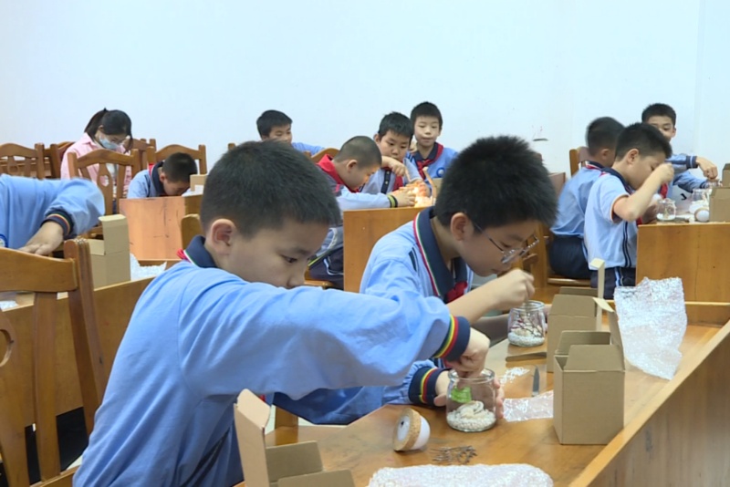 鎮實驗小學開展&ldquo;歲暮天地寒 共制暖冬雪景許愿瓶&rdquo;主題校外實踐活動